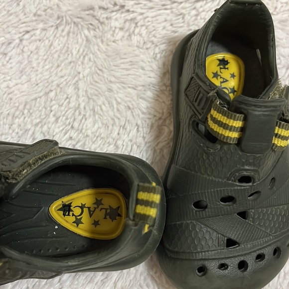 (2 for $10) The children’s place water shoes - Picture 3 of 4